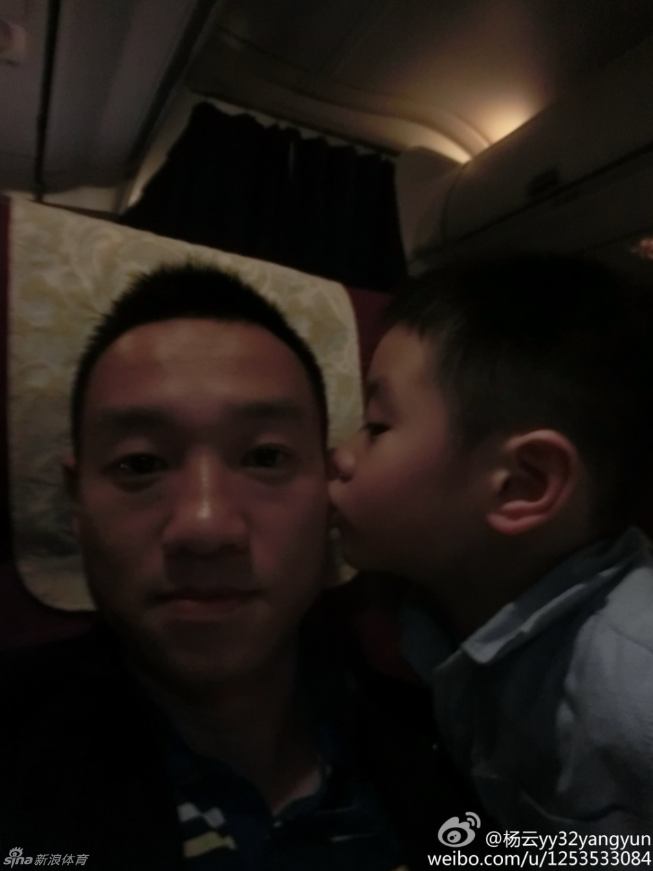 杨威爱子狂啃鸡腿睡相销魂