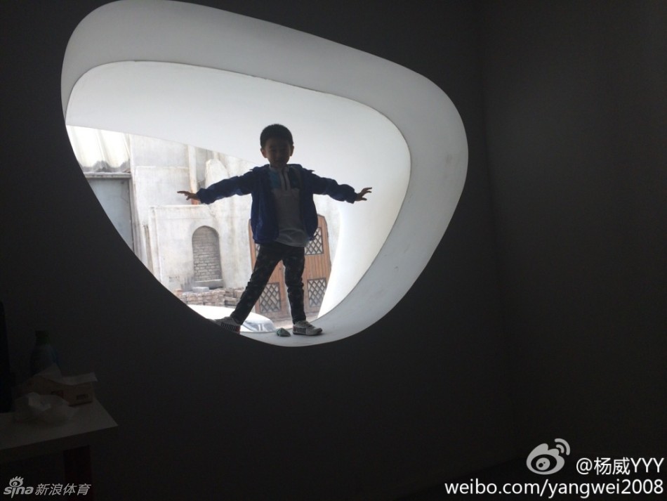 杨威爱子狂啃鸡腿睡相销魂