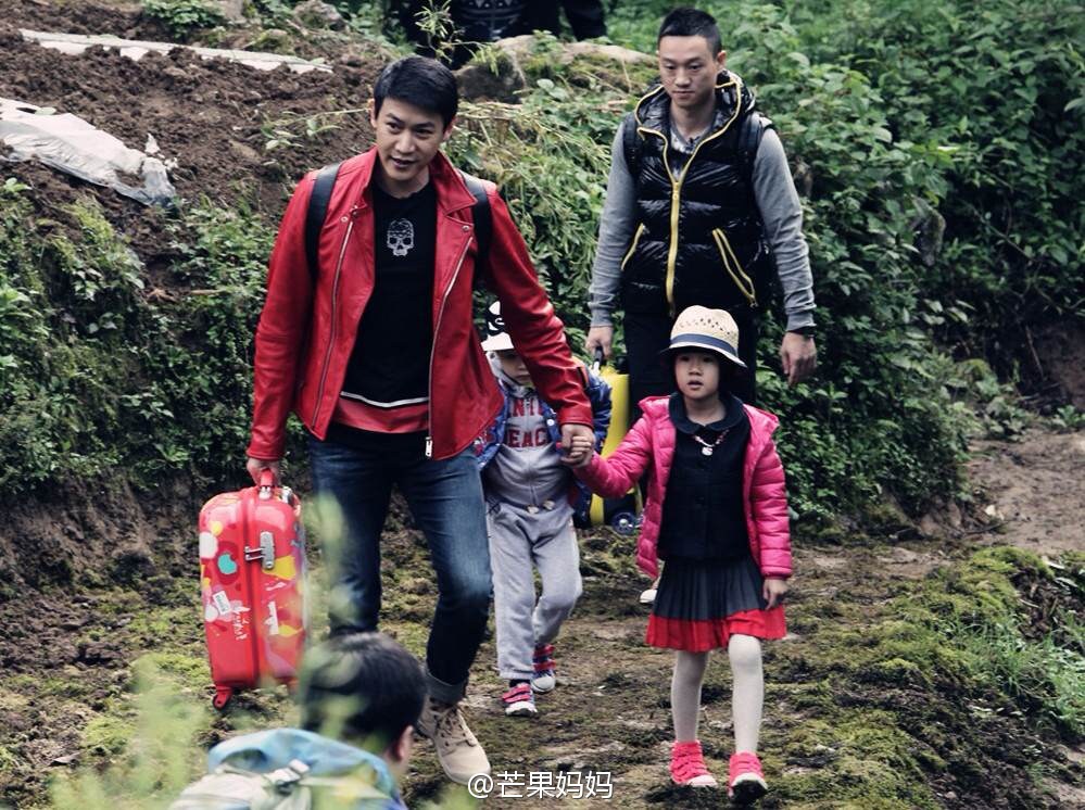 杨威爱子狂啃鸡腿睡相销魂