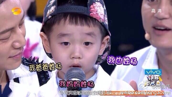杨威爱子狂啃鸡腿睡相销魂