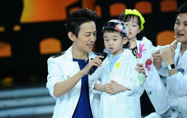 杨威爱子狂啃鸡腿睡相销魂
