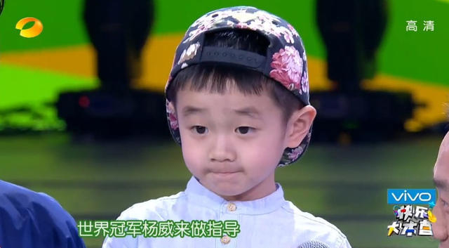 杨威爱子狂啃鸡腿睡相销魂