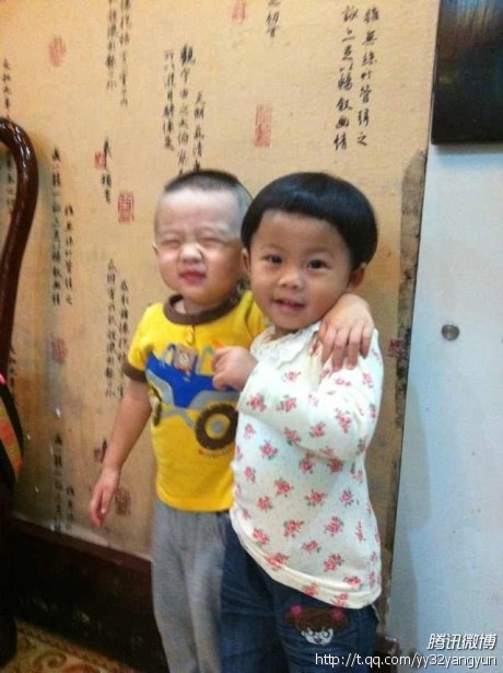 杨威爱子狂啃鸡腿睡相销魂
