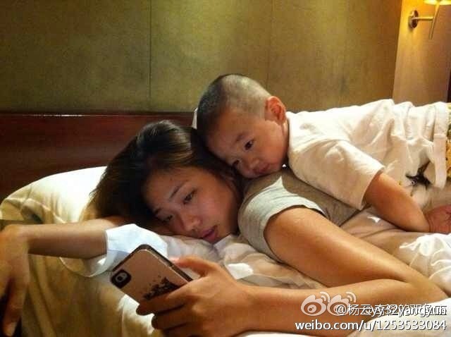 杨威爱子狂啃鸡腿睡相销魂