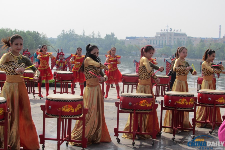 北京端午文化节“非遗大观园”游园会龙舟下水