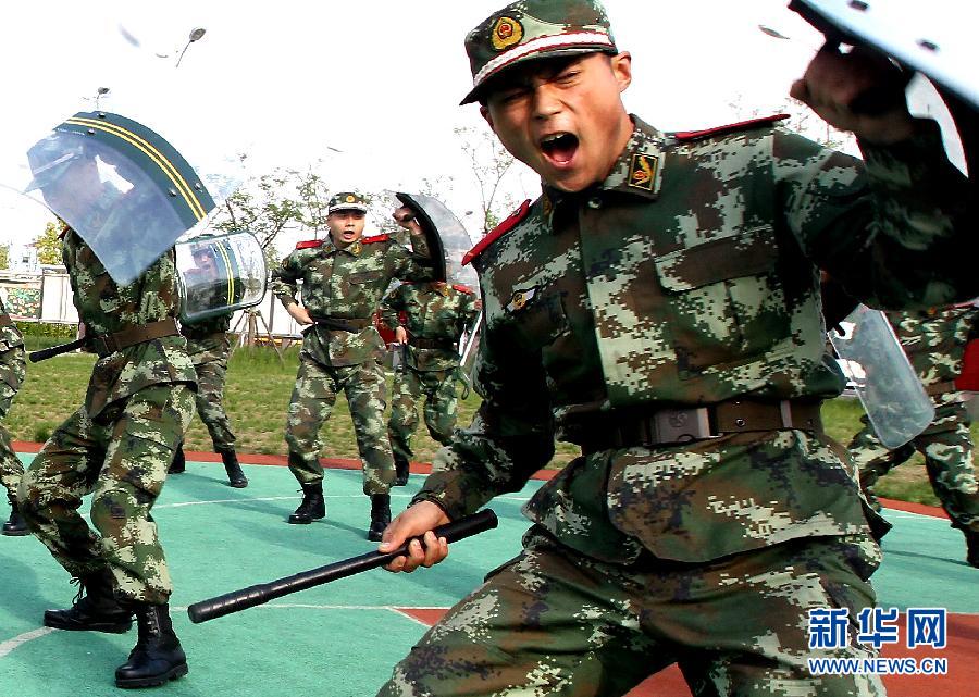 上海武警配转轮手枪摄像装备巡逻[组图]