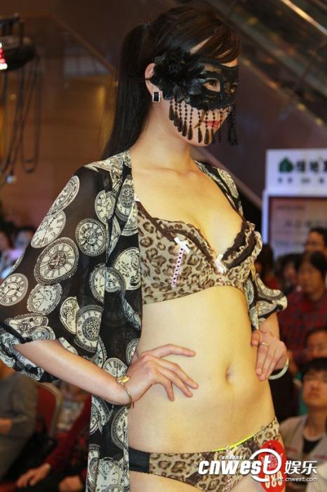 国际胸模赛海选西安上演 雷人装扮惊爆眼球