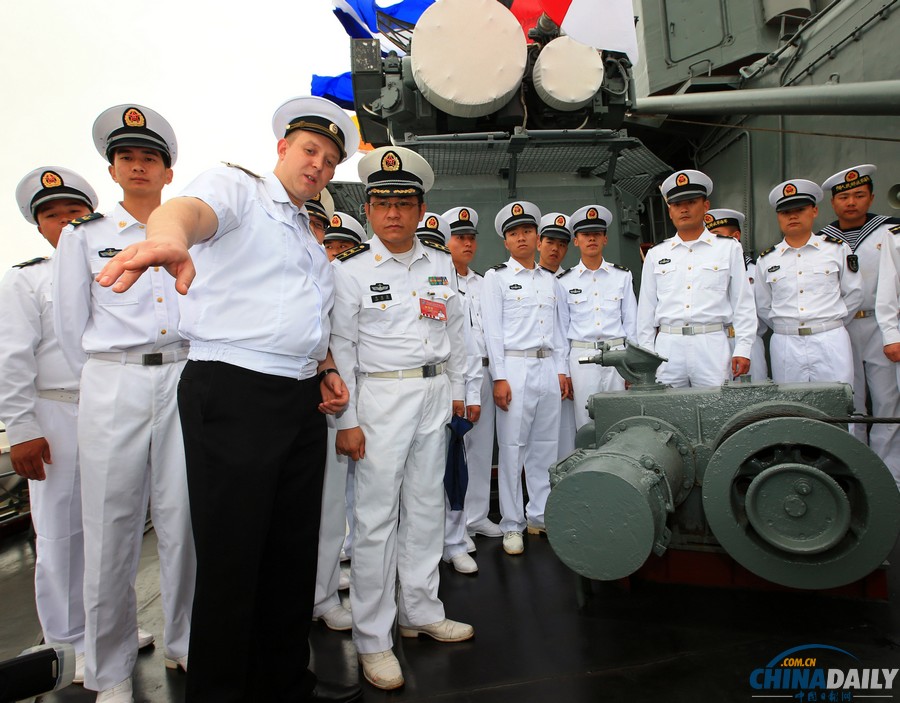 中俄参演官兵相互参观郑州舰、瓦良格号巡洋舰