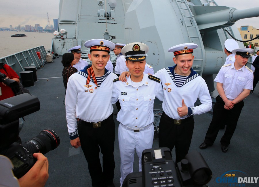 中俄参演官兵相互参观郑州舰、瓦良格号巡洋舰