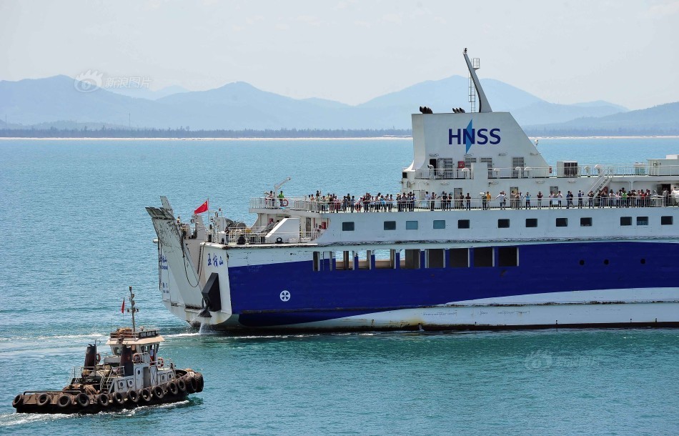 首批989名自越南返回的中方人员安全抵达海口市