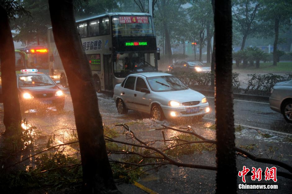 深圳再遭暴雨袭城 全市进入紧急防御状态