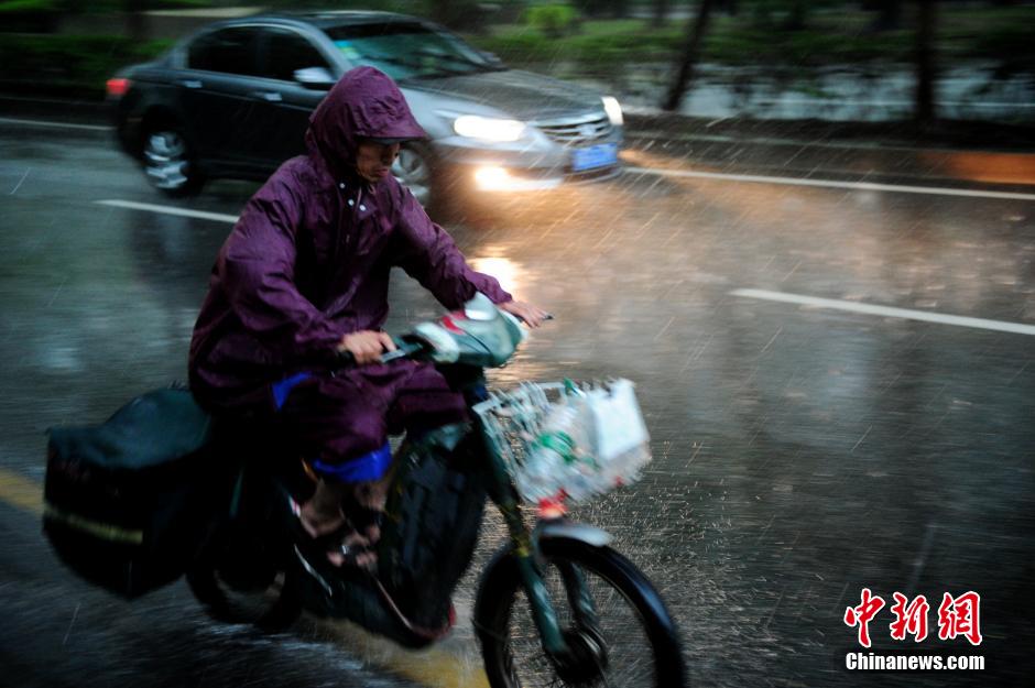 深圳再遭暴雨袭城 全市进入紧急防御状态