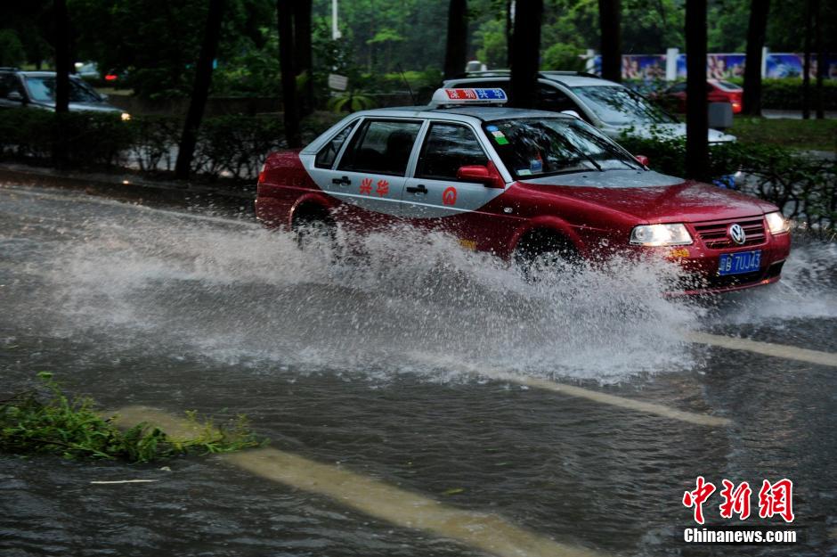 深圳再遭暴雨袭城 全市进入紧急防御状态