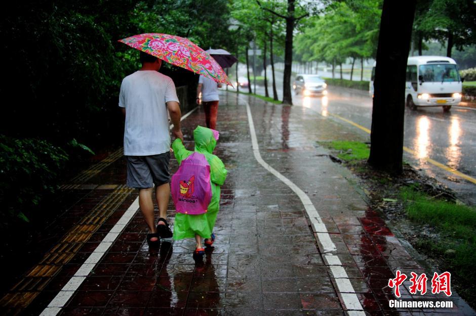 深圳再遭暴雨袭城 全市进入紧急防御状态