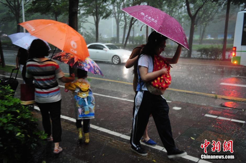 深圳再遭暴雨袭城 全市进入紧急防御状态