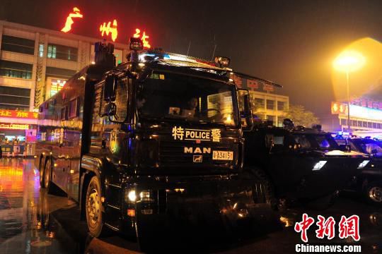 广州警方夜晚在火车站举行反恐演练