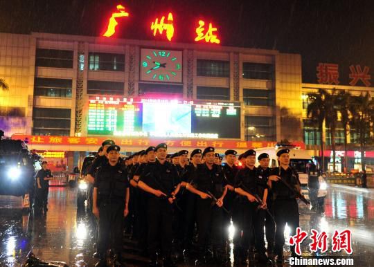 广州警方夜晚在火车站举行反恐演练