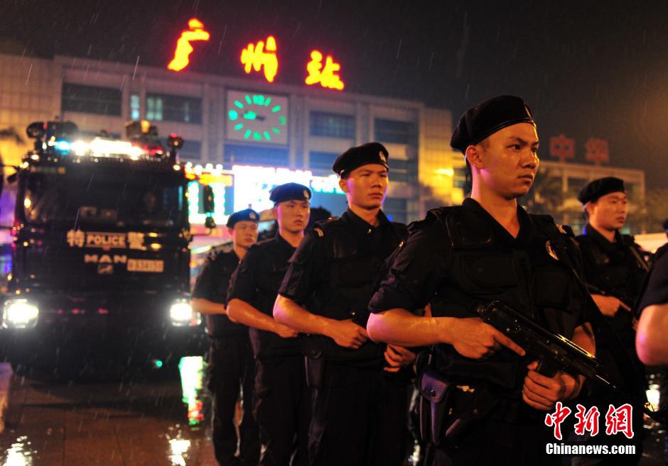广州多警种全副武装进行反恐应急作战拉练