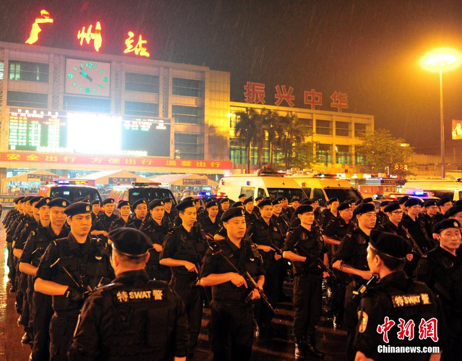 广州多警种全副武装进行反恐应急作战拉练
