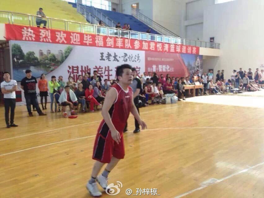 毕福剑打篮球砍73分
