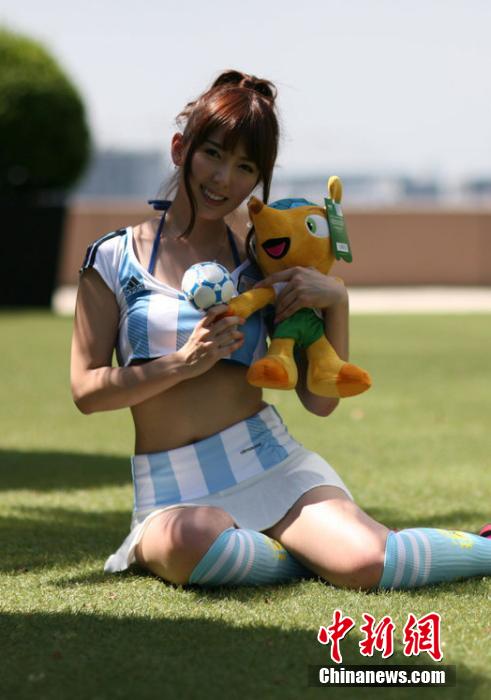 日明星化身足球宝贝 穿阿根廷球衣助威世界杯