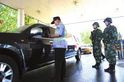北京武警进驻进京检查站24小时持枪安检执勤