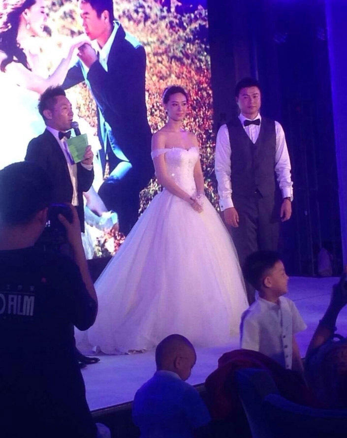 前国脚于根伟迎娶美女演员 娇妻曾是花游选手