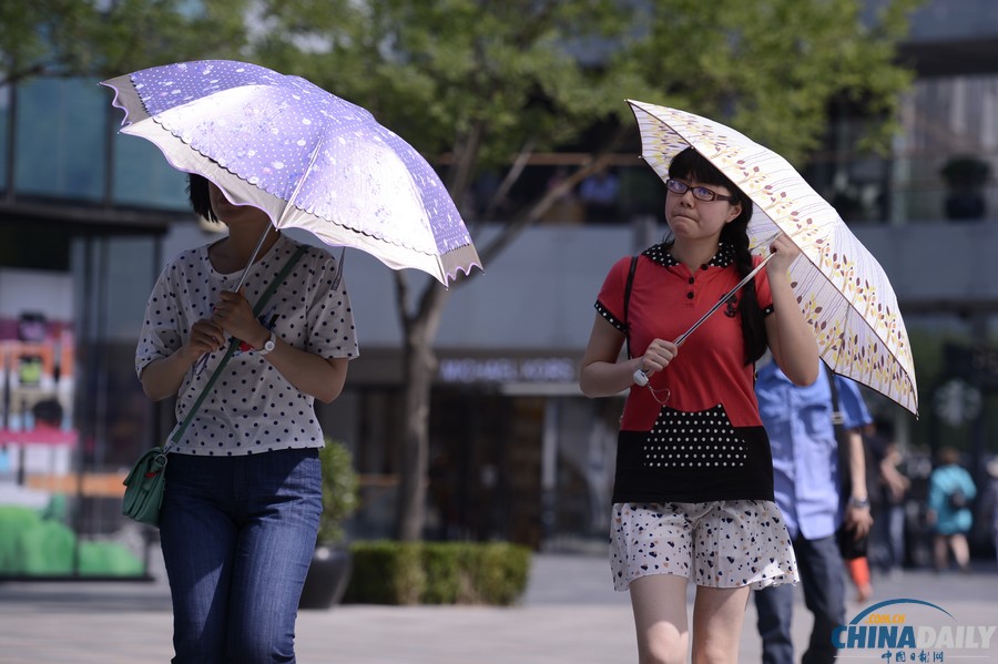 市民撑太阳伞遮阳.(中国日报记者 魏晓昊 摄)