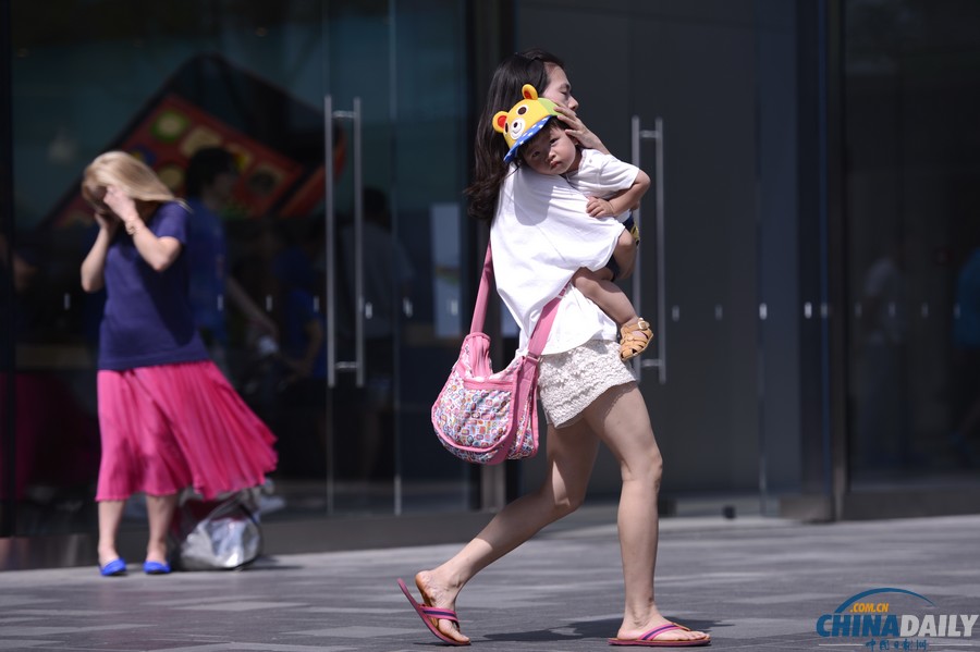 北京迎今年首个高温日 美女靓装出行