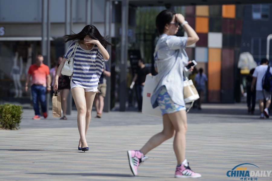 北京迎今年首个高温日 美女靓装出行