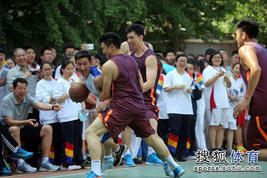 北京男篮众将走进校园 与中学生切磋球技