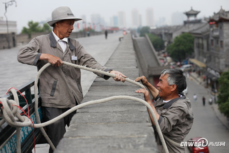 悬空为西安城墙除草的老人(组图)