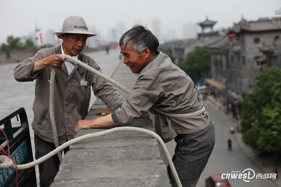 悬空为西安城墙除草的老人(组图)