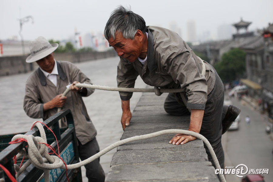 悬空为西安城墙除草的老人(组图)