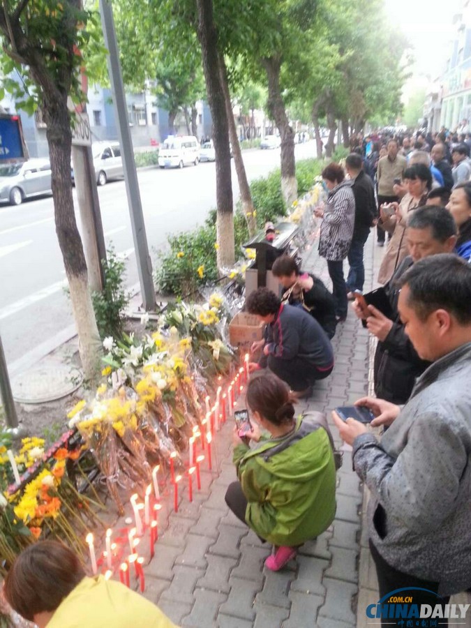 乌鲁木齐街市恢复平静 市民自发献花悼念