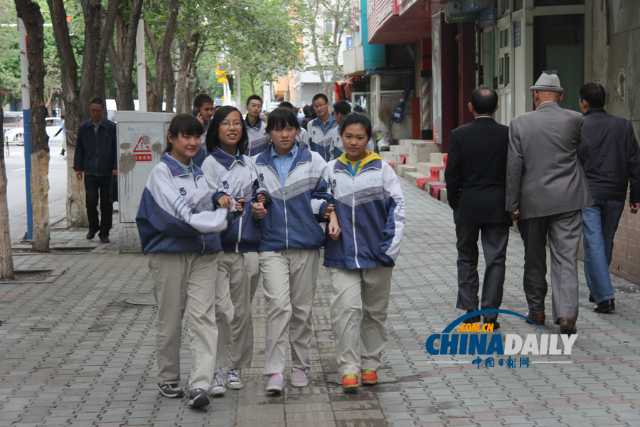 乌鲁木齐街市恢复平静 市民自发献花悼念