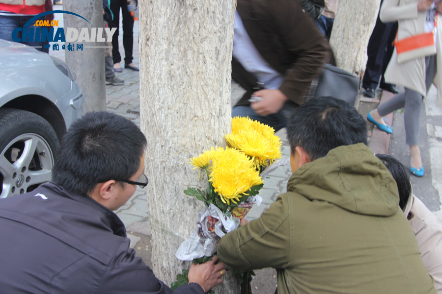 乌鲁木齐街市恢复平静 市民自发献花悼念