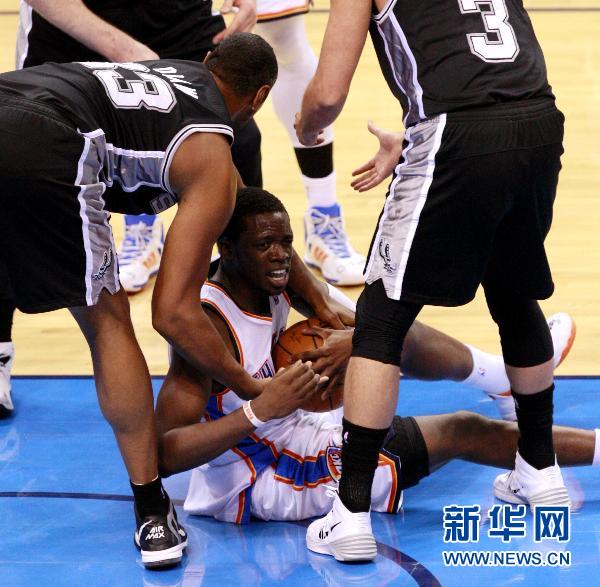 NBA季后赛西区决赛第三场：雷鸣胜马刺