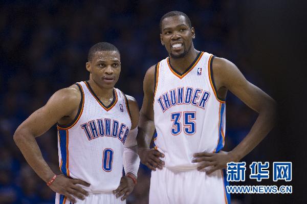 NBA季后赛西区决赛第三场:雷鸣胜马刺