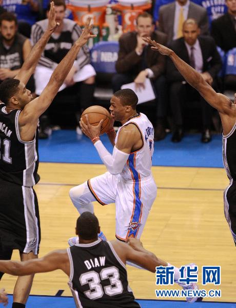 NBA季后赛西区决赛第三场：雷鸣胜马刺