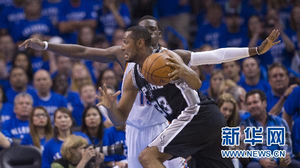 NBA季后赛西区决赛第三场：雷鸣胜马刺