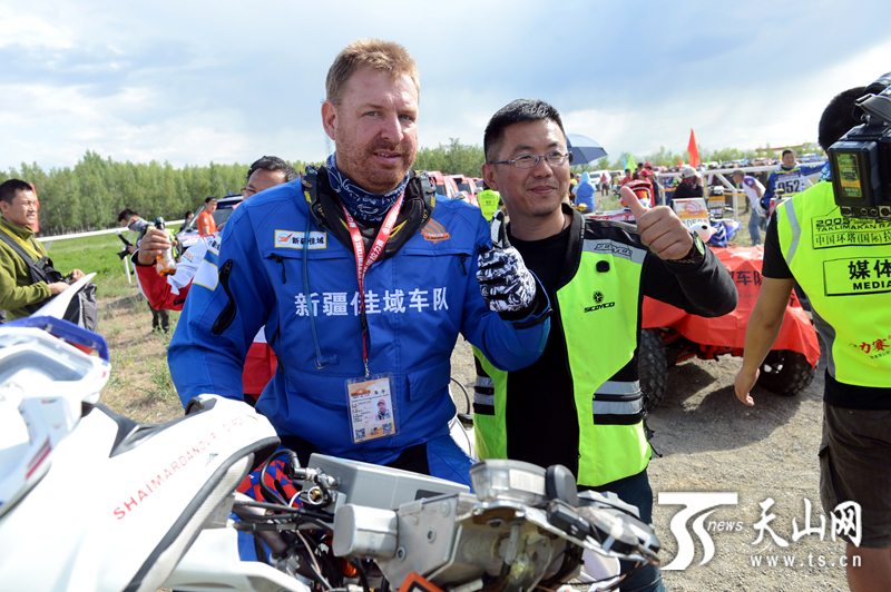 2014中国环塔(国际)拉力赛在新疆塔城市开幕 数百名车手同台竞技