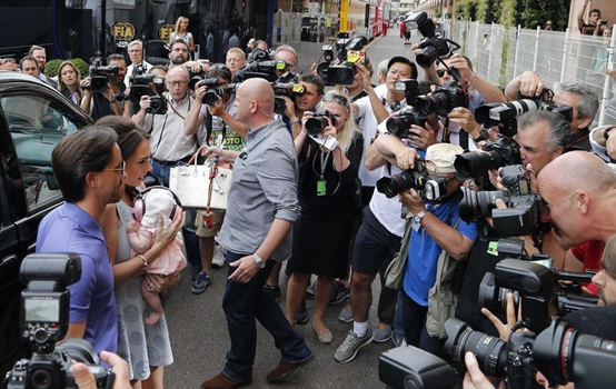 F1掌门千金抱爱子亮相大奖赛丈夫紧随保护(组图)