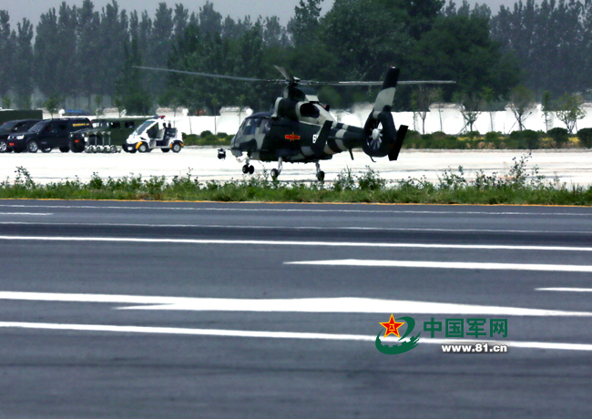 我军首次在高速公路起降第三代战机