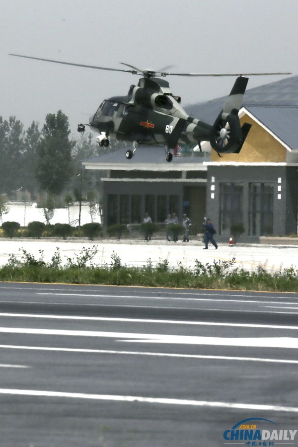 我军首次在高速公路成功起降多型战机