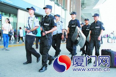 厦门全面提升治安防控等级 6种警力联勤荷枪实弹巡逻