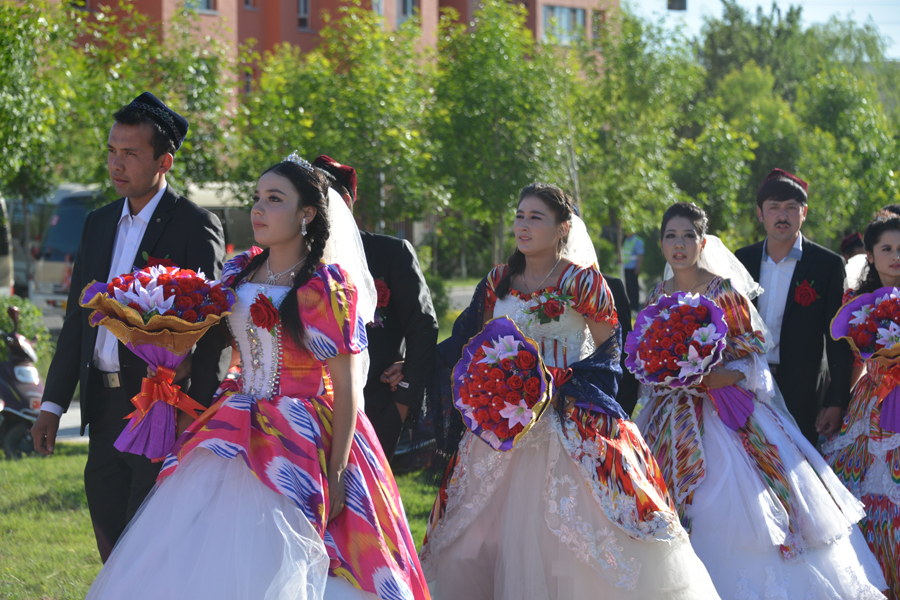 霍城县首次举办少数民族集体婚礼