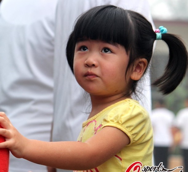 姚明女儿最新照片曝光 个子高乖巧可爱