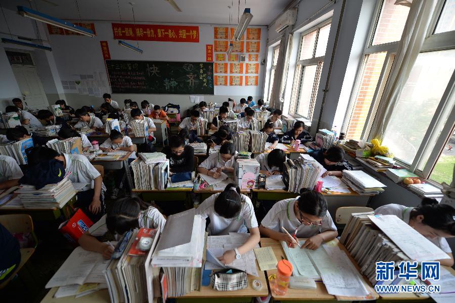 中国多地“高考新政”引热议“品德加分”怎认定