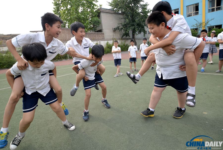 5月28日,河北省邯郸市渚河路小学的同学们在玩骑马打仗.